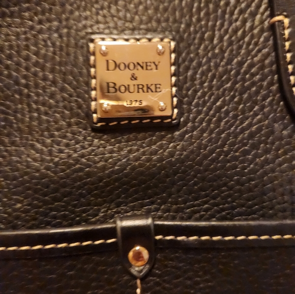 Classic Black Dooney & Bourke Pebble grained Chelsea bag EUC - Picture 2 of 6